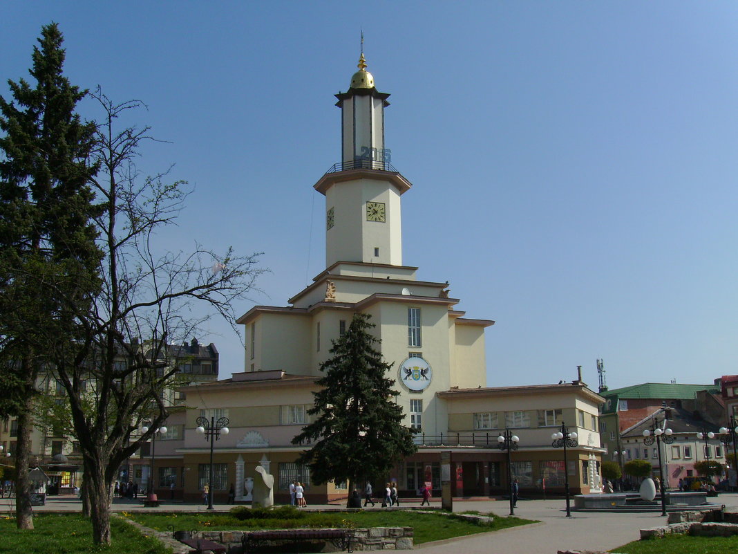 Городская  ратуша  Ивано - Франковска - Андрей  Васильевич Коляскин