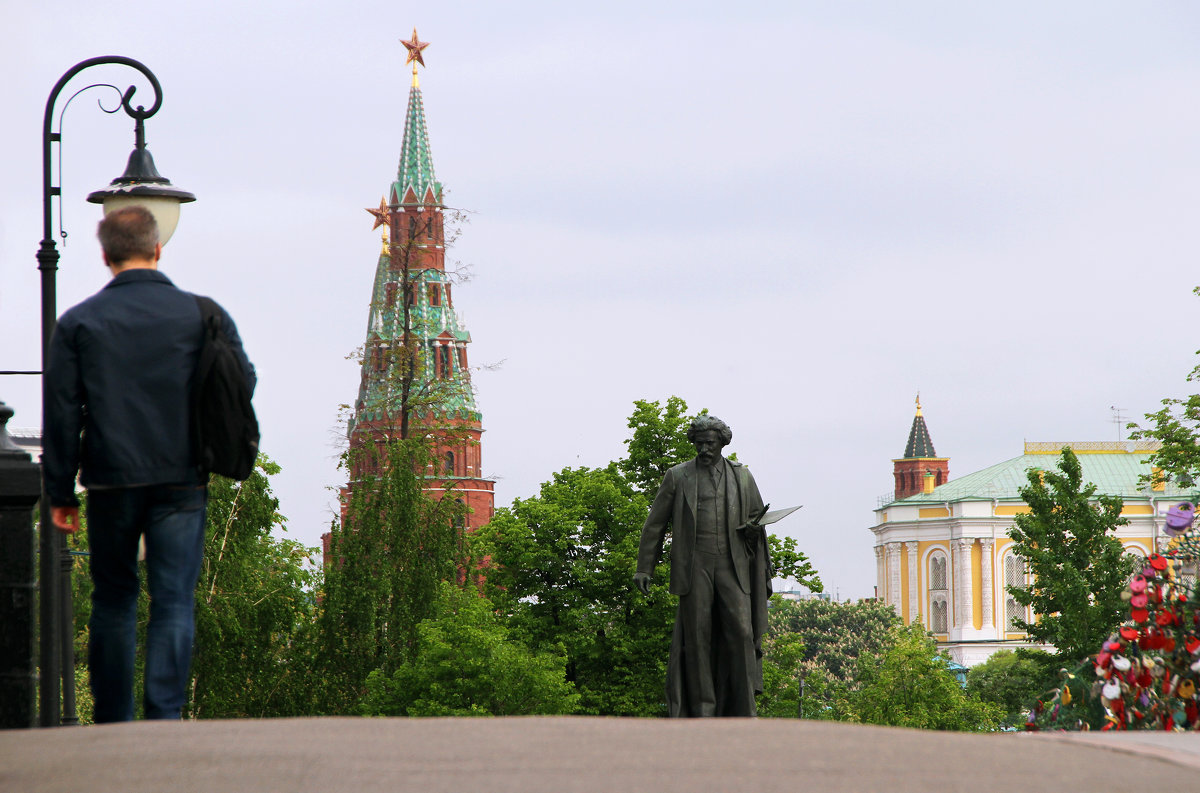 На мостик вышел, а навстречу... Репин! Илья Ефимыч, собственной персоной!.. - Николай Карандашев