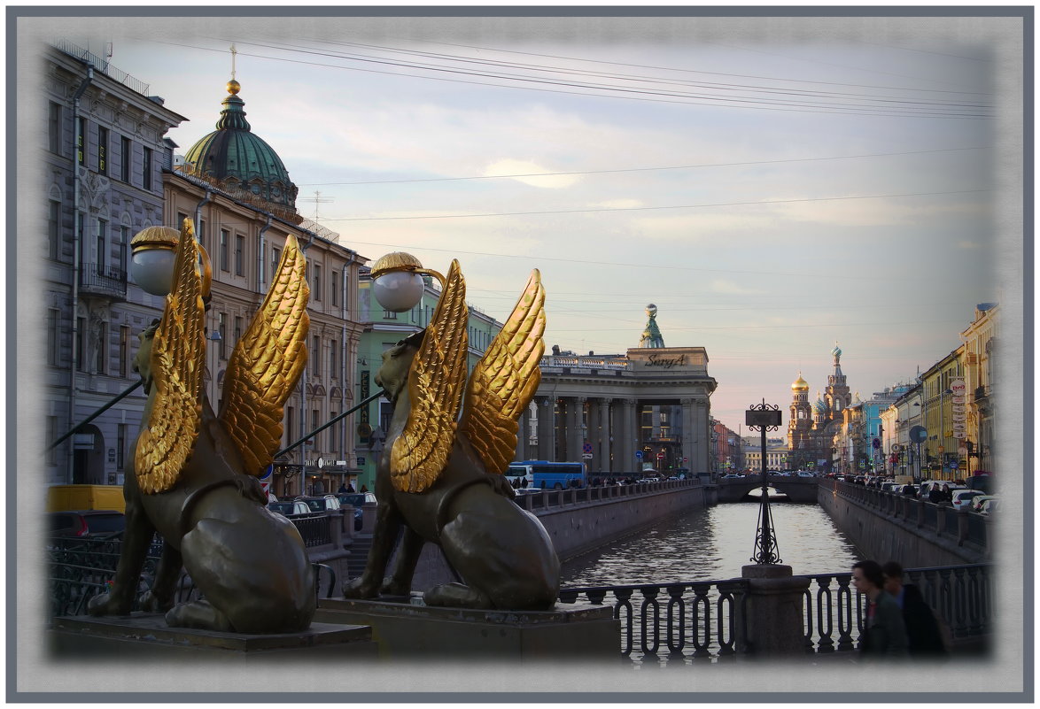 Забытые стражи, времён ветераны, Грустят, пропуская народ. - Сергей Андриянов Забытые стражи, времён ветераны, Грустят, пропуская народ. - Сергей Андриянов