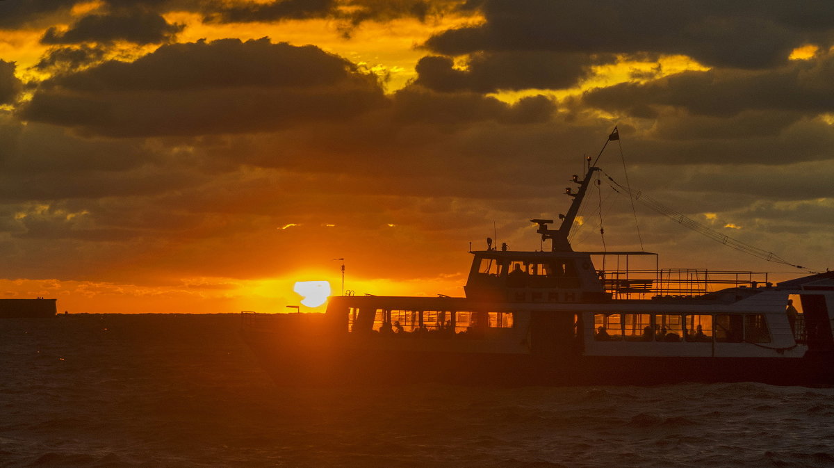 Закатный катер - Игорь Кузьмин