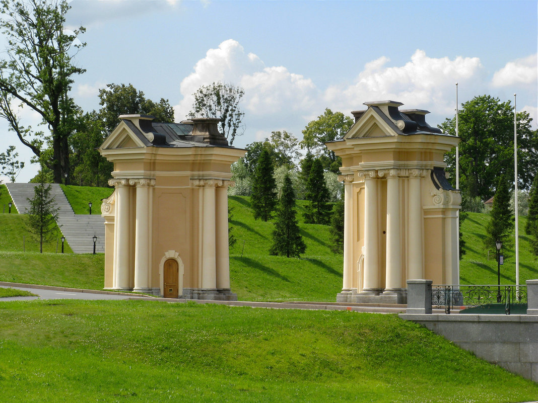 У Константиновского дворца - Наталья У Константиновского дворца - Наталья