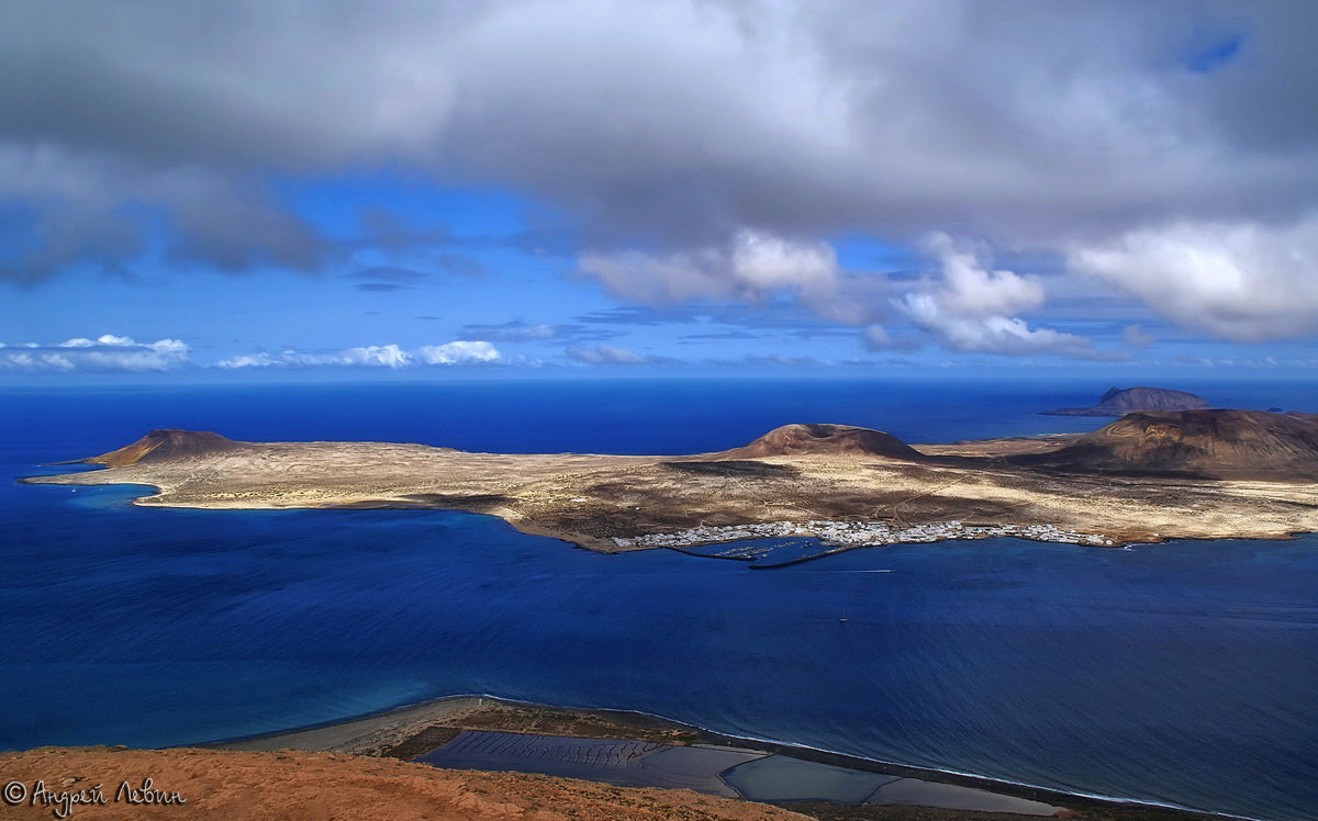 Лансароте. Рыбацкий поселок Калета дель Себо (Caleta del Sebo) на острове Грасиоса (La Graciosa) со - Андрей Левин