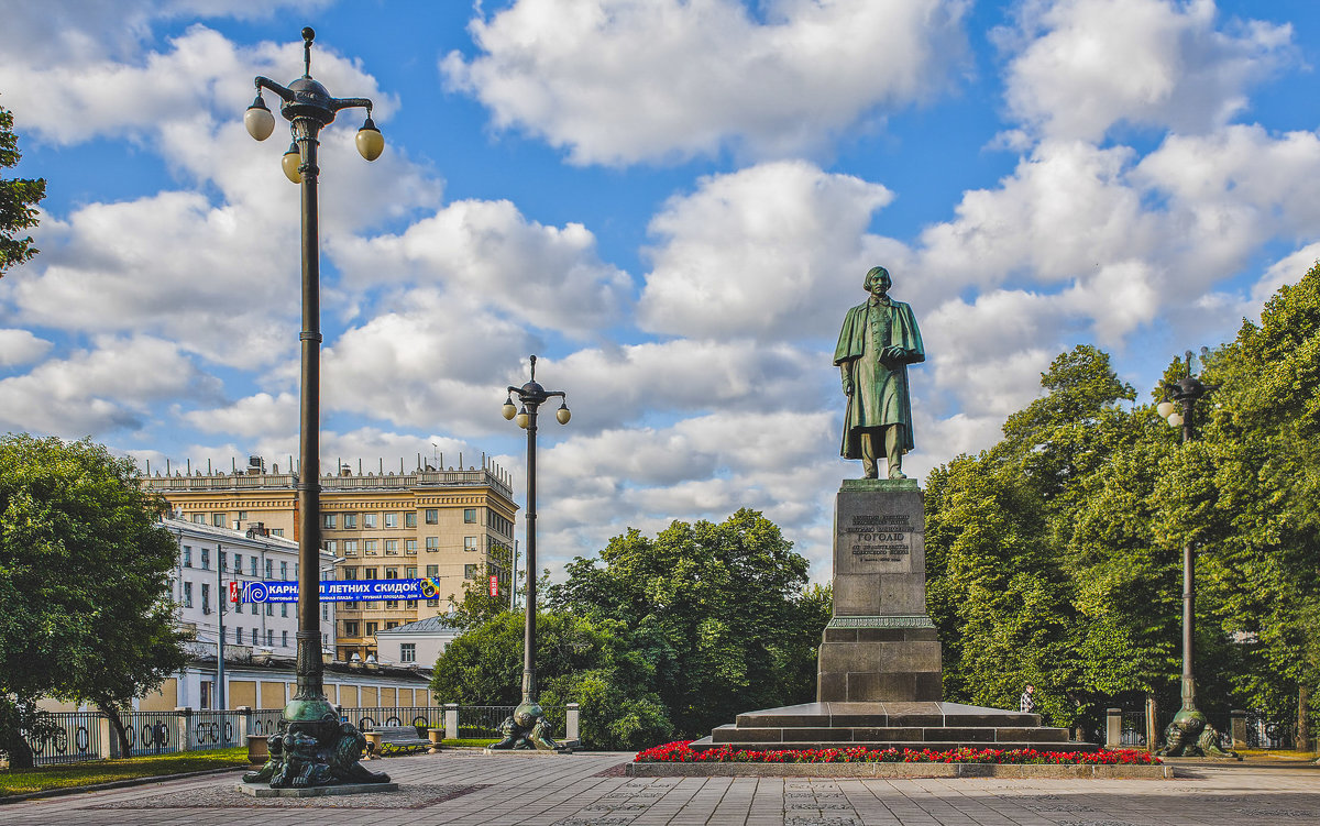 Москва. Памятник Н. В. Гоголю - В и т а л и й .... Л а б з о'в