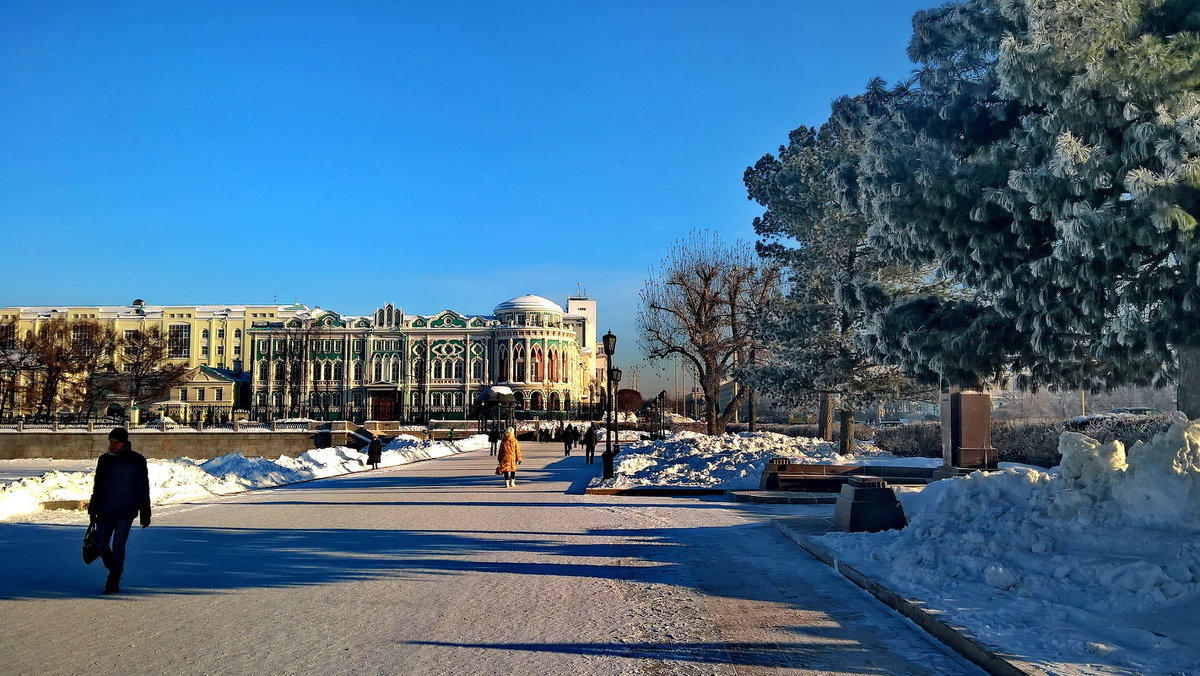 На плотинке в обеденный перерыв, дом Севастьянова. - Пётр Сесекин