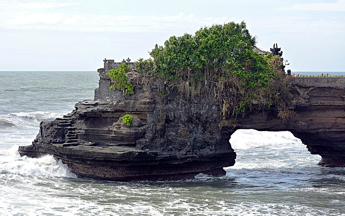 Небольшой храм неподалеку от храма Pura Tanah Lot  2/2 - Асылбек Айманов