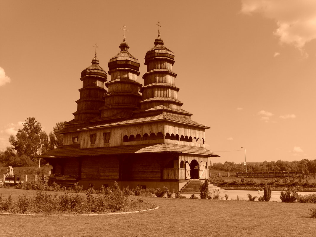 Православный   деревянный   храм  в   Ивано - Франковске - Андрей  Васильевич Коляскин