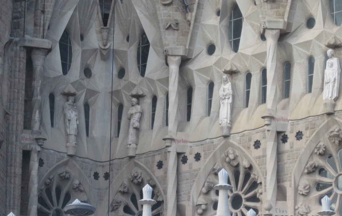 Барселона. Собор Святого Семейства (Саграда Фамилия).Фасад. Фрагмент - татьяна Барселона. Собор Святого Семейства (Саграда Фамилия).Фасад. Фрагмент - татьяна