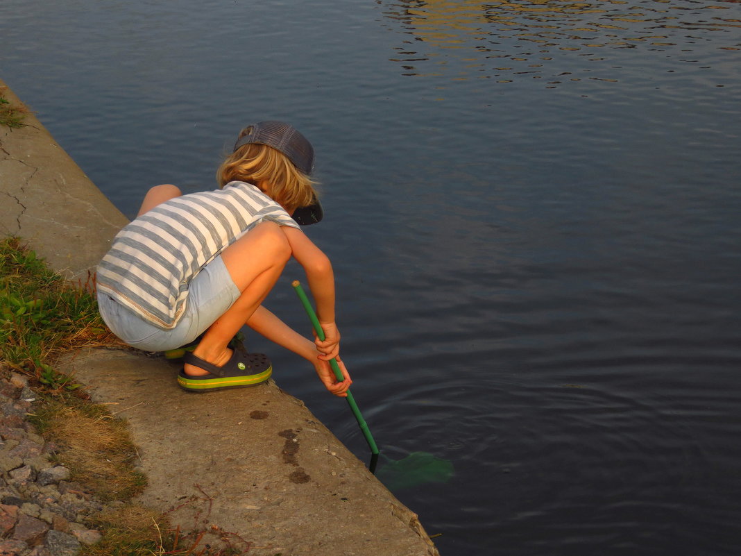 Ловит рыбу для черепахи - Андрей Лукьянов Ловит рыбу для черепахи - Андрей Лукьянов