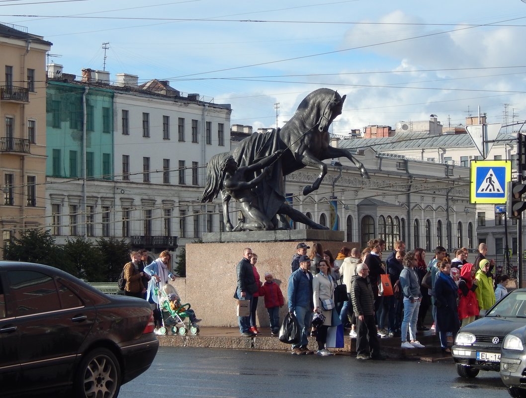 Что мы тут стоим? Да, сказали стоять возле коня, а возле которого из четырёх - не сказали... - Лариса (Phinikia) Двойникова