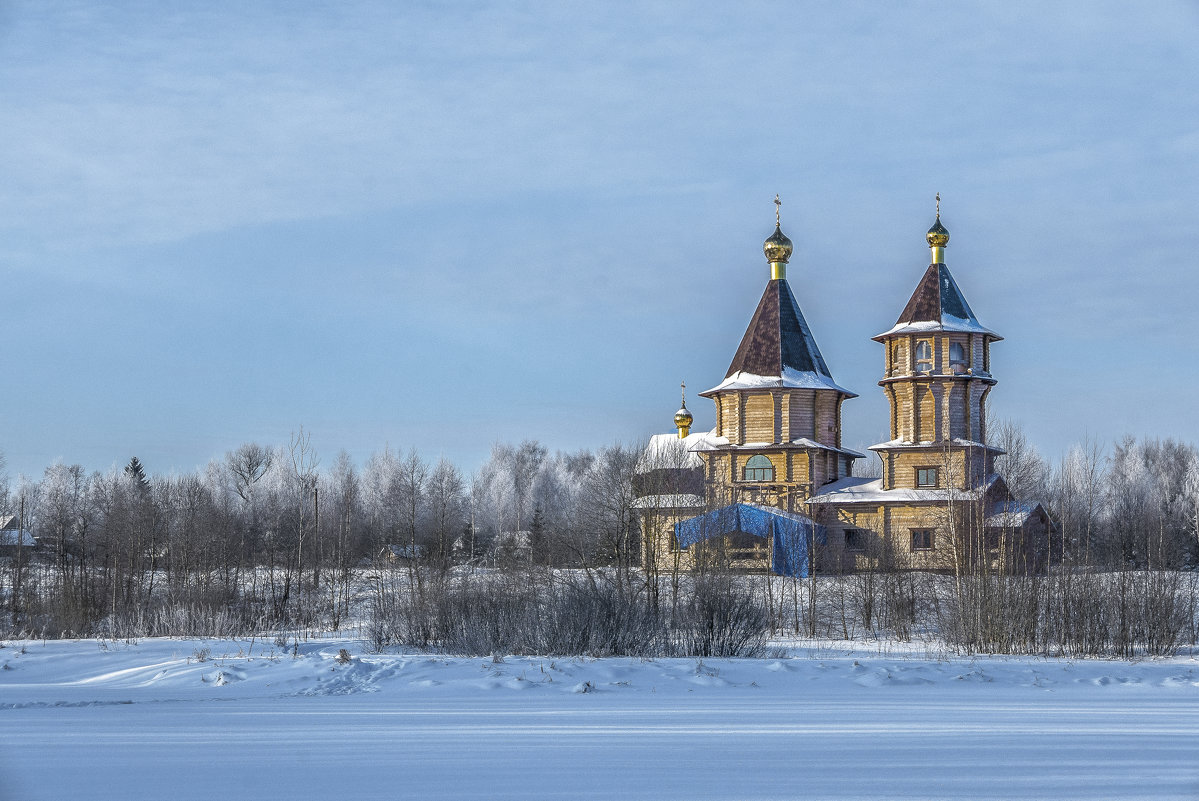 Пригород г.Конаково. Новая деревянная церковь на берегу р.Инюха. - Михаил "Skipper"