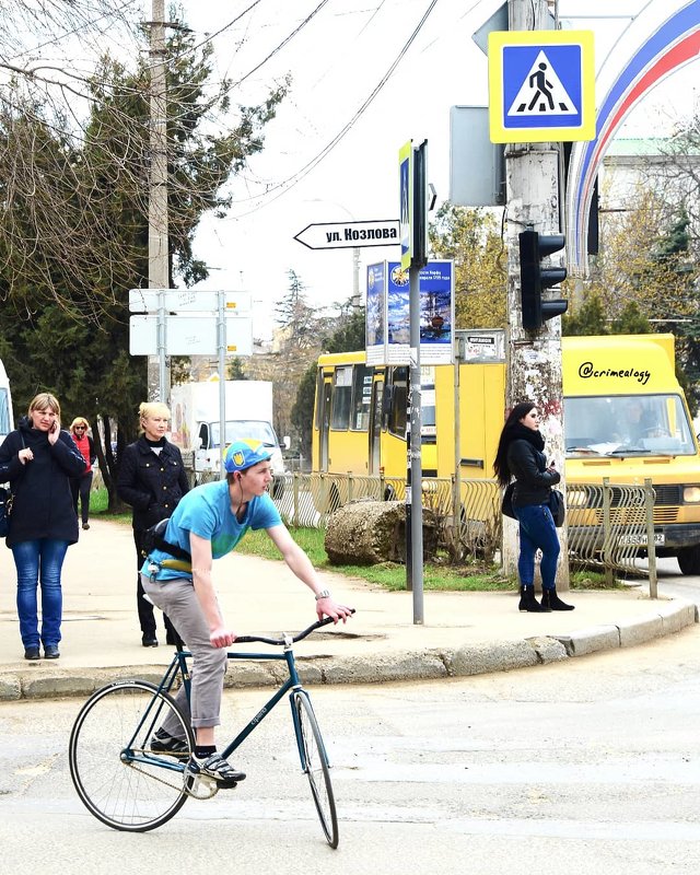 Велосипедист... День независимости сопредельного княжества... Cyclist... Independence Day of the nei - Сергей Леонтьев