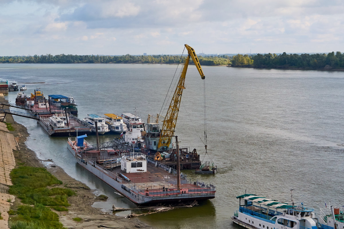 Подъёмный  кран на барже - Сергей Черепанов