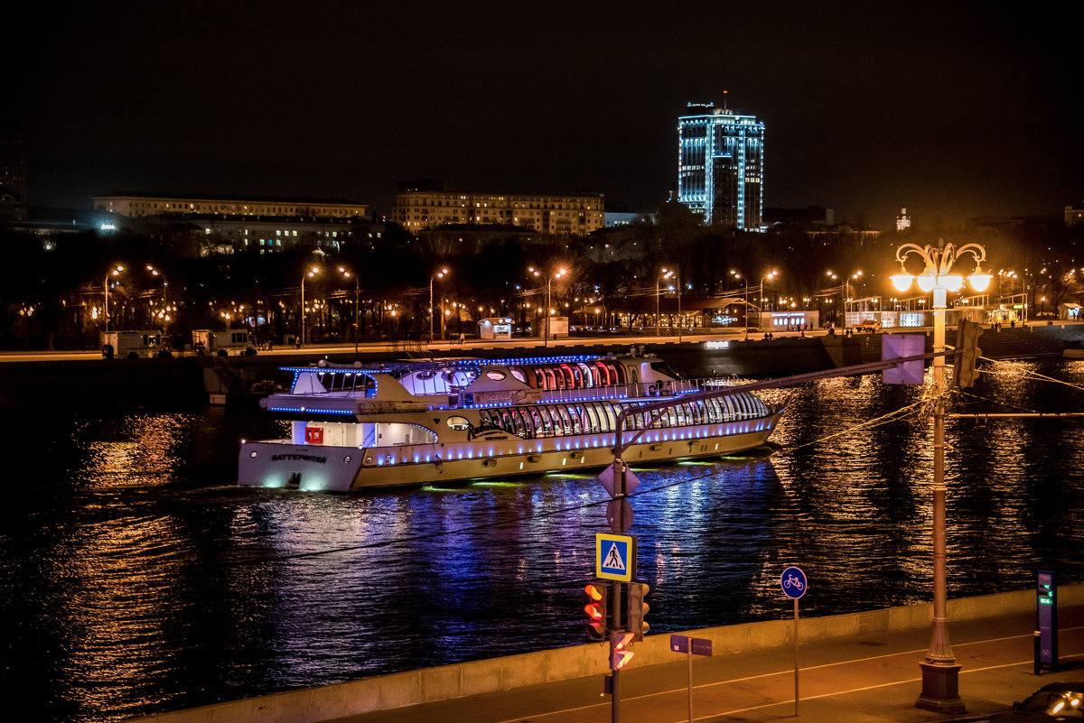 На теплоходе музыка играет... - Владимир Безбородов