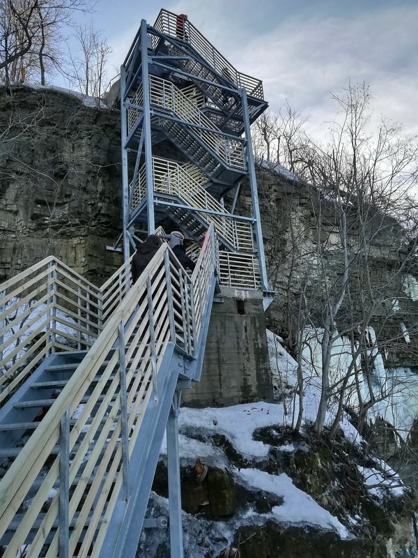 Смотровая лестница у водопада  Валасте (Онтика) зимой - veera v