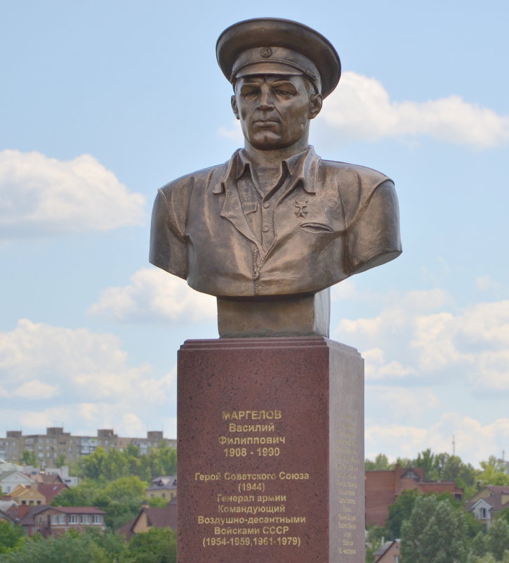 Памятник Маргелову - Мария Коледа Памятник Маргелову - Мария Коледа