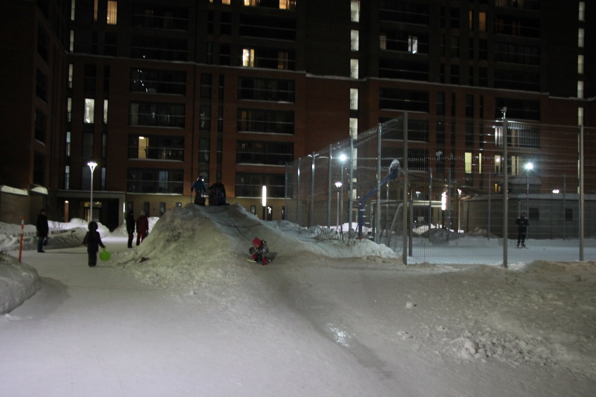 Горка во дворе вечером. - Олег Афанасьевич Сергеев Горка во дворе вечером. - Олег Афанасьевич Сергеев