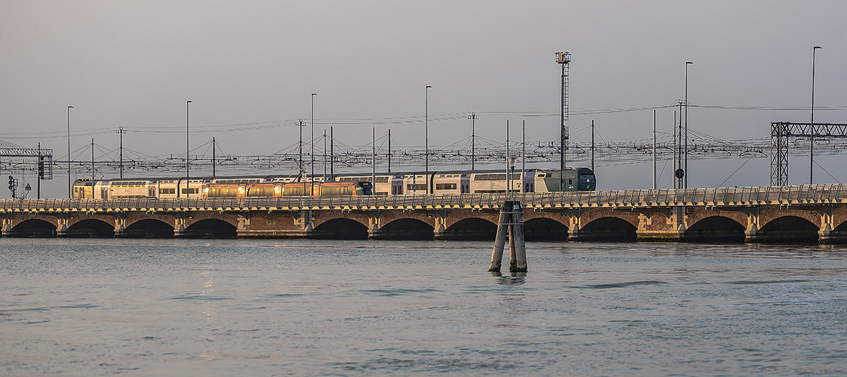 Venezia. Il Ponte Della Libertà è uno sguardo dal vaporetto. - Игорь Олегович Кравченко