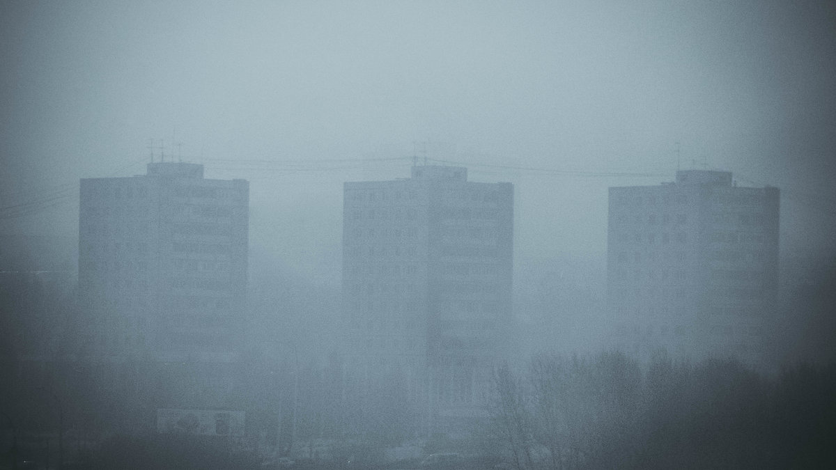 бетонные склепы в тумане - под пыльным небом