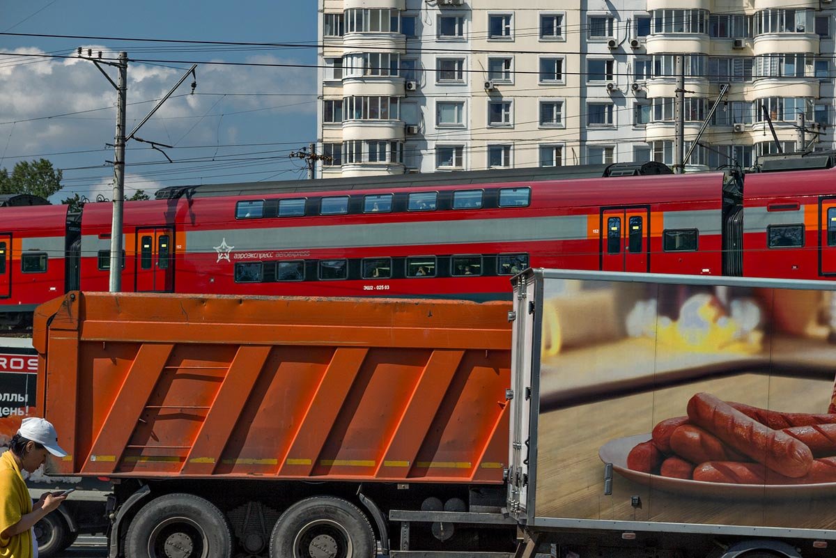 То весь ты в строке на виду, то появишься между - Ирина Данилова