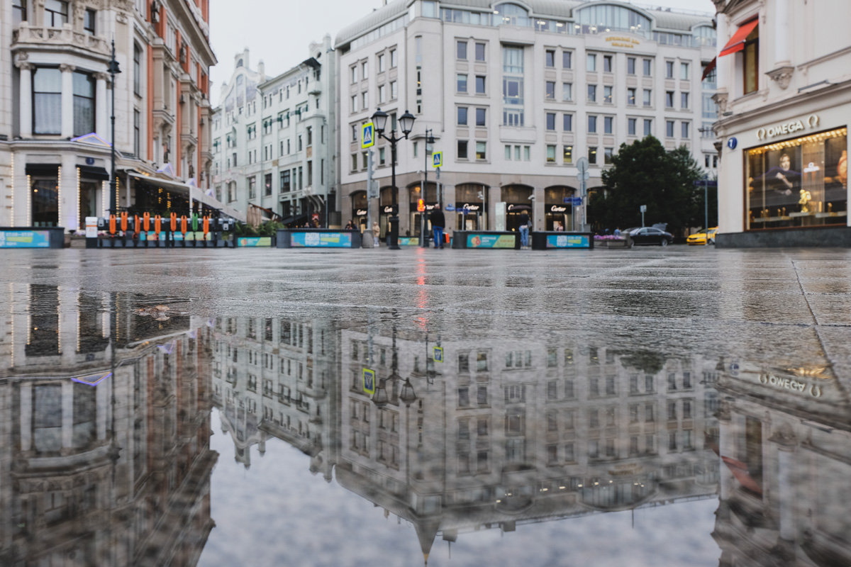 Москва. В городе дождь. Кузнецкий мост. - Надежда Лаптева