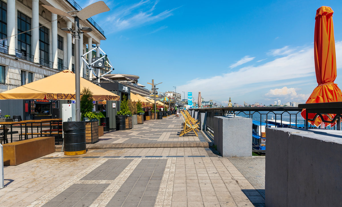 Прогулка по набережной у Днепра. - Виктор Иванович Чернюк Прогулка по набережной у Днепра. - Виктор Иванович Чернюк