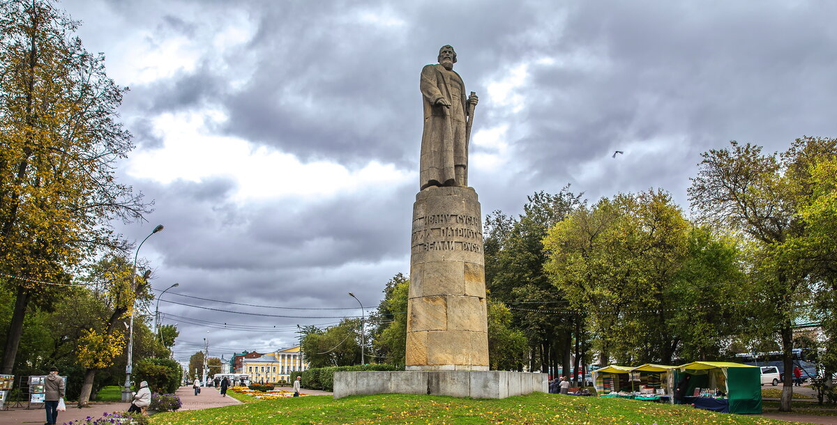 Осень -Волга.Кострома.Центр. Памятник Сусанину. - юрий макаров