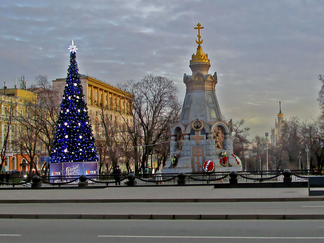 Предновогодняя Москва. Ильинский сквер. - Ольга Довженко