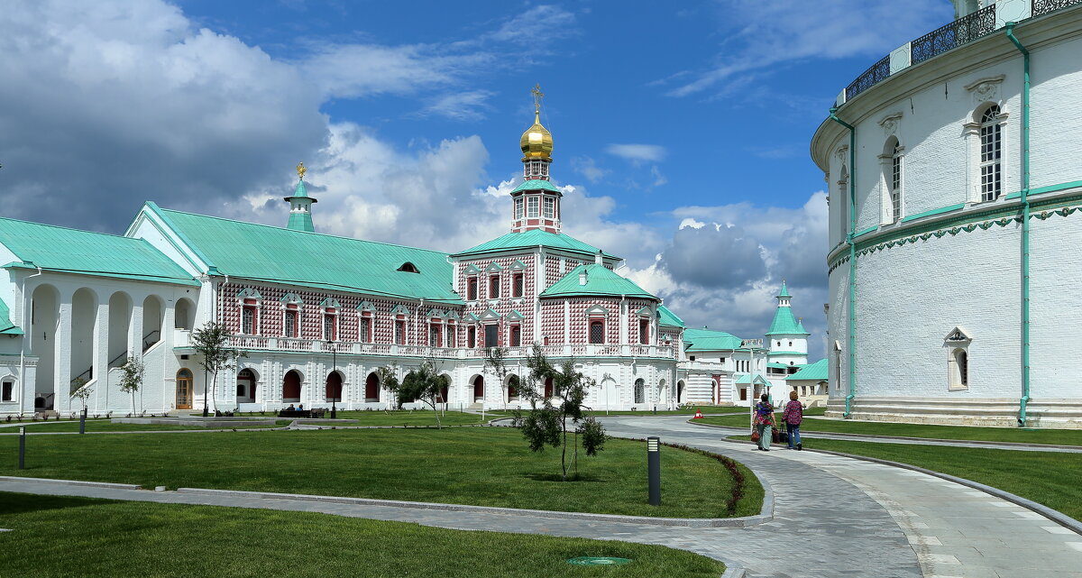 В монастыре. - Алекс Ант