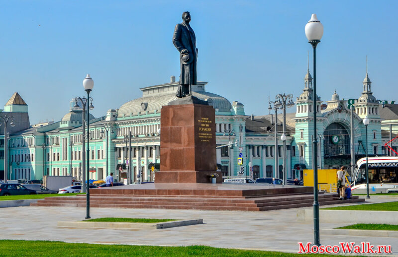 Памятник Горькому в Москве на площади у Белорусского вокзала. - владимир 