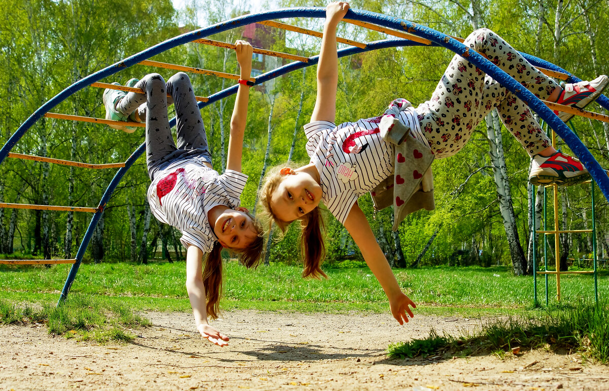 Сестрички-акробатки - Сергей Царёв Сестрички-акробатки - Сергей Царёв