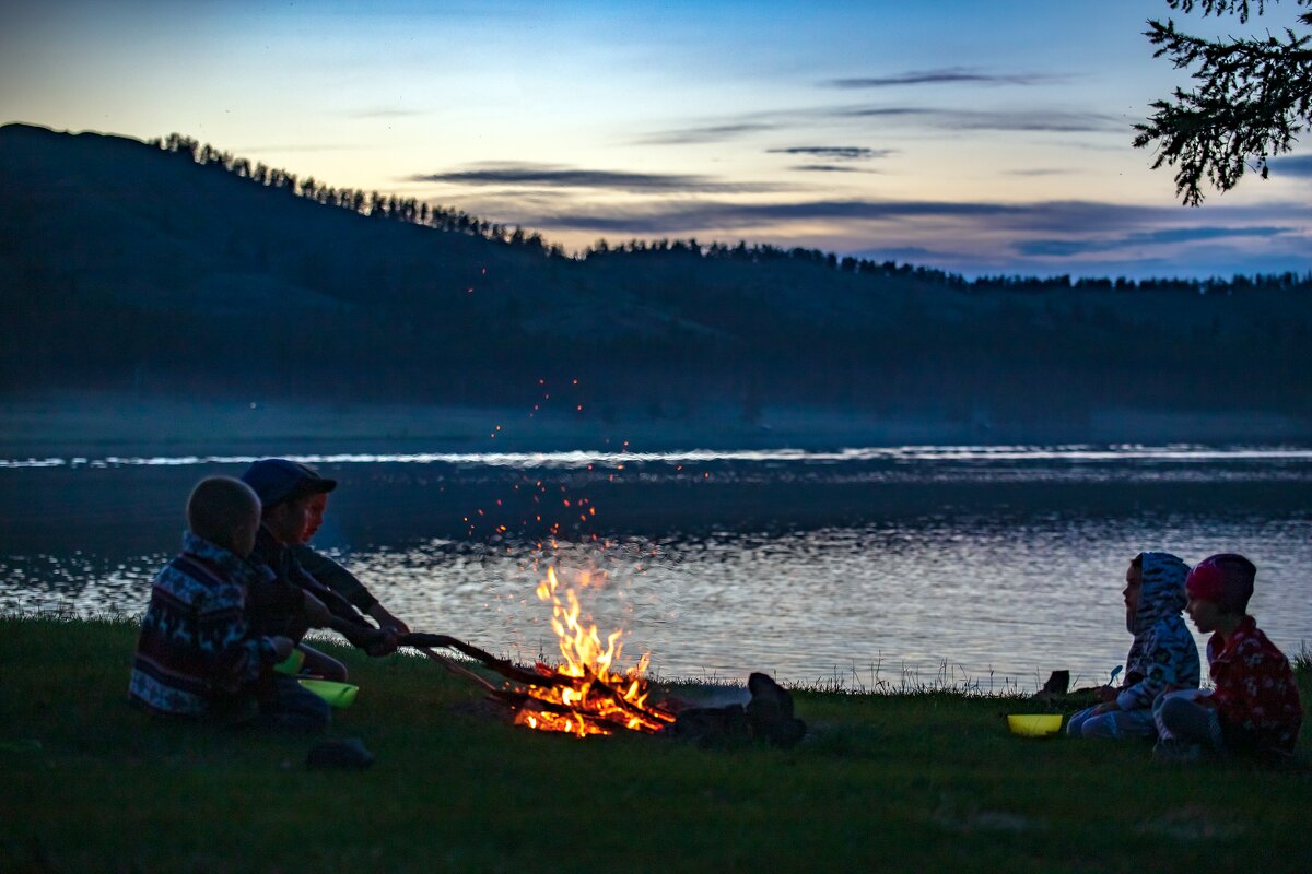 На берегу у костра - Лариса Корсакова