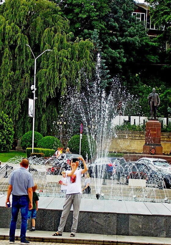 У фонтана! В День семьи... - Евгений У фонтана! В День семьи... - Евгений