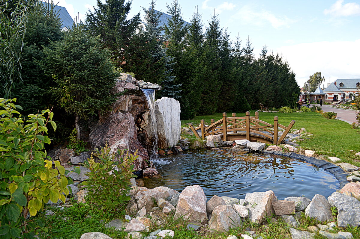 На храмовой территории - Татьяна Лютаева