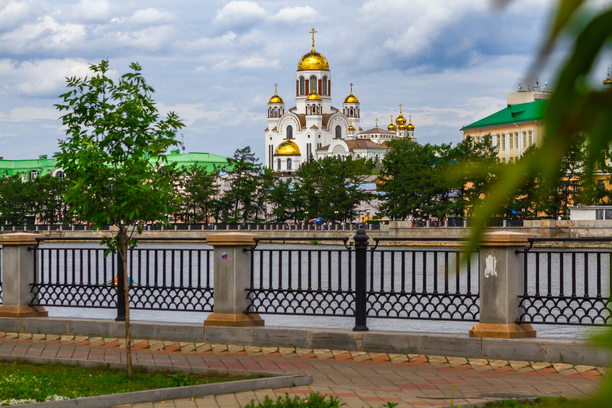 Пасмурный день. Храм на Крови - Михаил Пименов