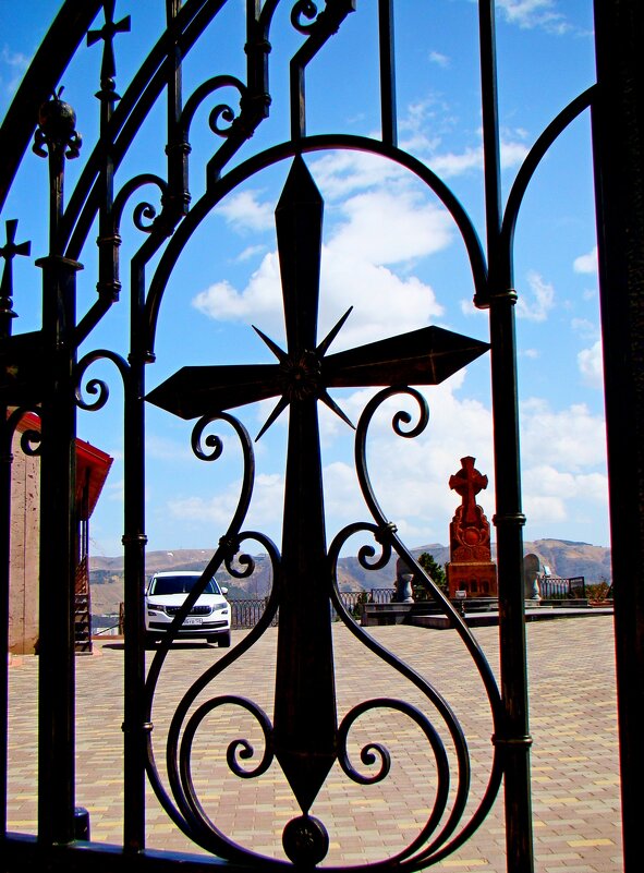 Ограда Армянского храма... - Евгений Ограда Армянского храма... - Евгений