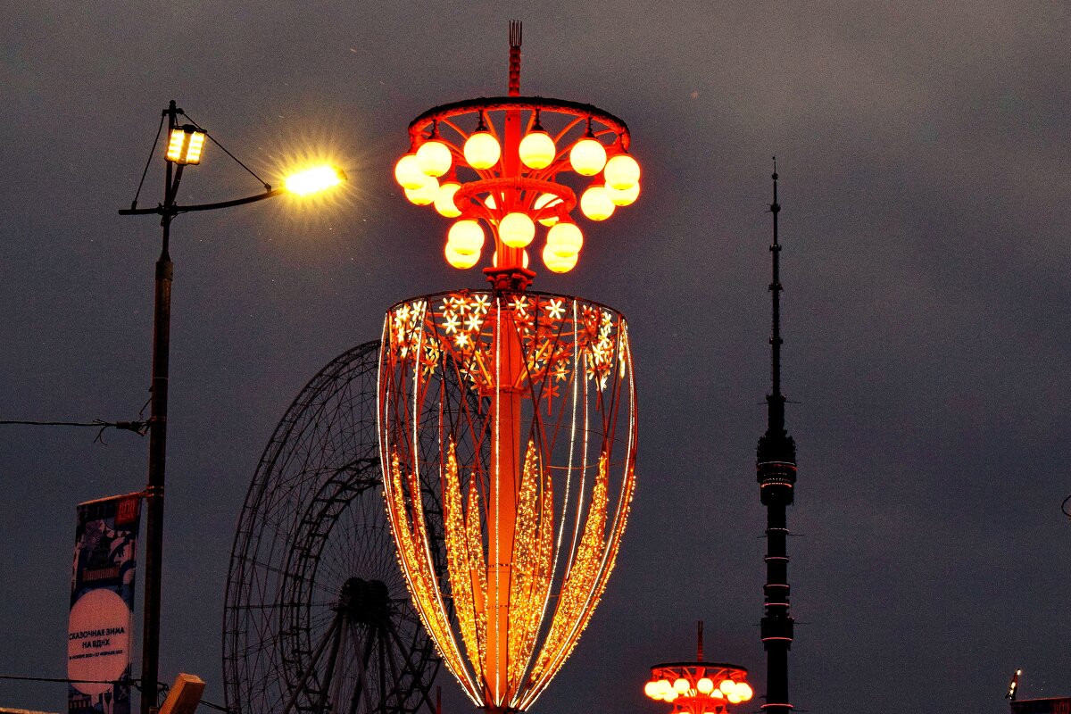 Подмигивает Останкинская башня. - Татьяна Помогалова