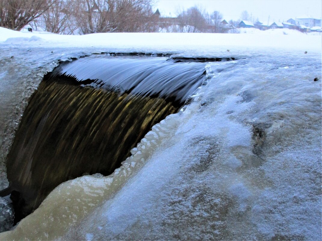 Замерзший водопад представляет собой удивительное зрелище. .. - ЛЮДМИЛА 