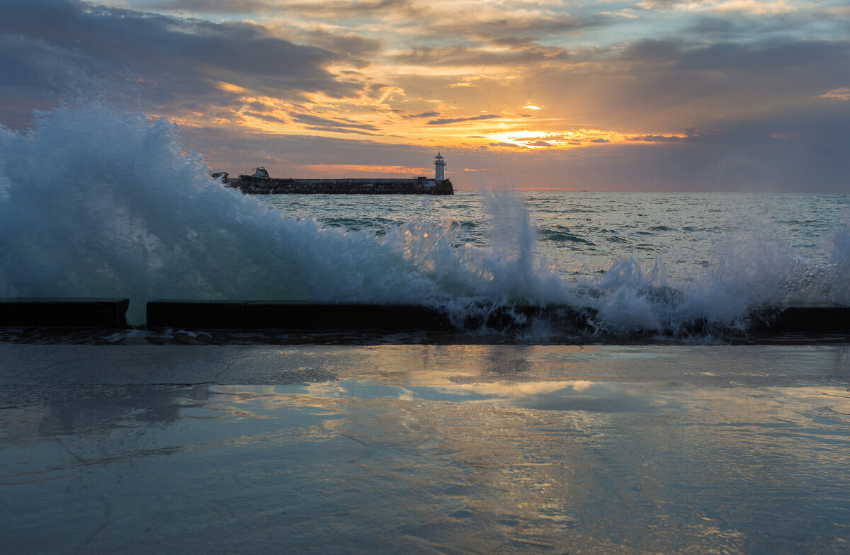 Шторм в Ялте - Сергей Титов Шторм в Ялте - Сергей Титов