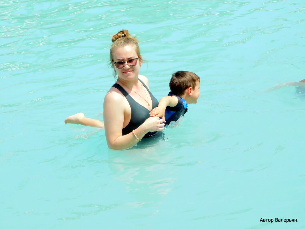 Мама с сыном принимают горячую "ванну". - Валерьян Запорожченко Мама с сыном принимают горячую "ванну". - Валерьян Запорожченко