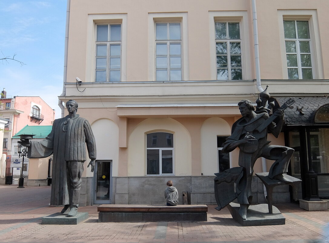 Между двух великих поэтов. - Люба 