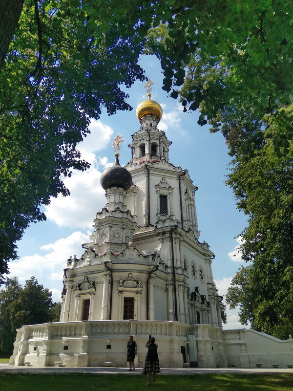 Церковь Троицы Живоначальной в бывшей усадьбе Троице-Лыково, а сейчас Покровском женском монастыре. - Анастасия Смирнова