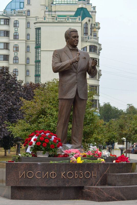 В центре Москвы открыт памятник народному артисту СССР Иосифу Кобзону . - александр 