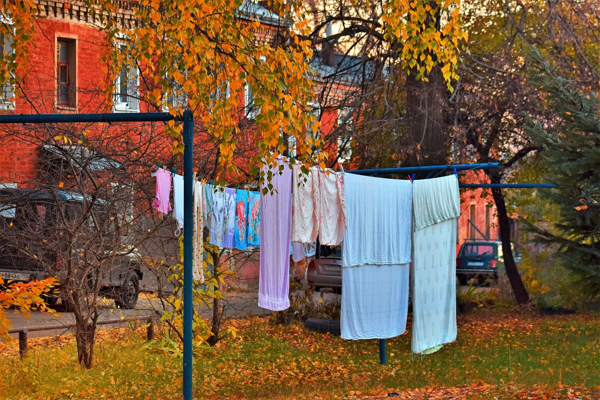 И высохнет бельё с ароматом осени. - Татьяна Помогалова