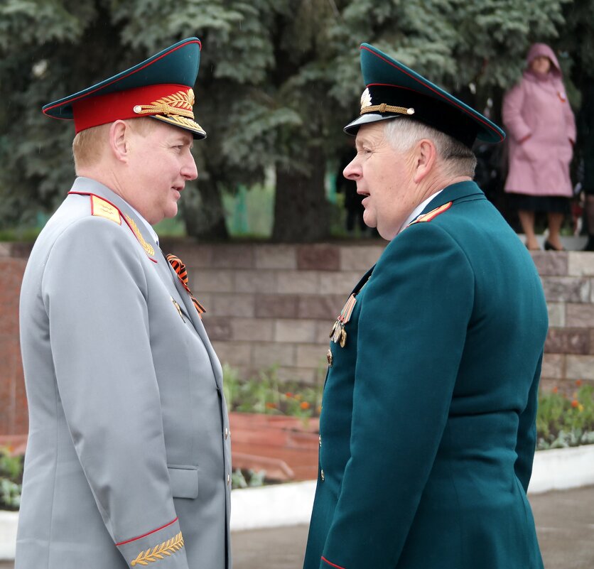 Говорил же тебе - перебирайся в Москву, давно бы генералом стал! - Доктор Фауст 