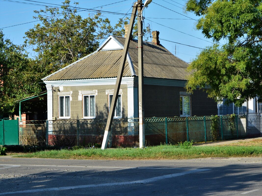 Приморско-Ахтарск. Дом по ул. Октябрьской 105 - Пётр Чернега