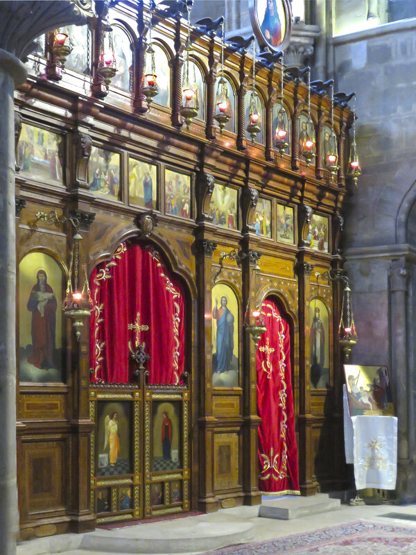 Алтарь церкви Сен Жюльен ле Повр (Святого Юлиана Бедного). - ИРЭН@ .