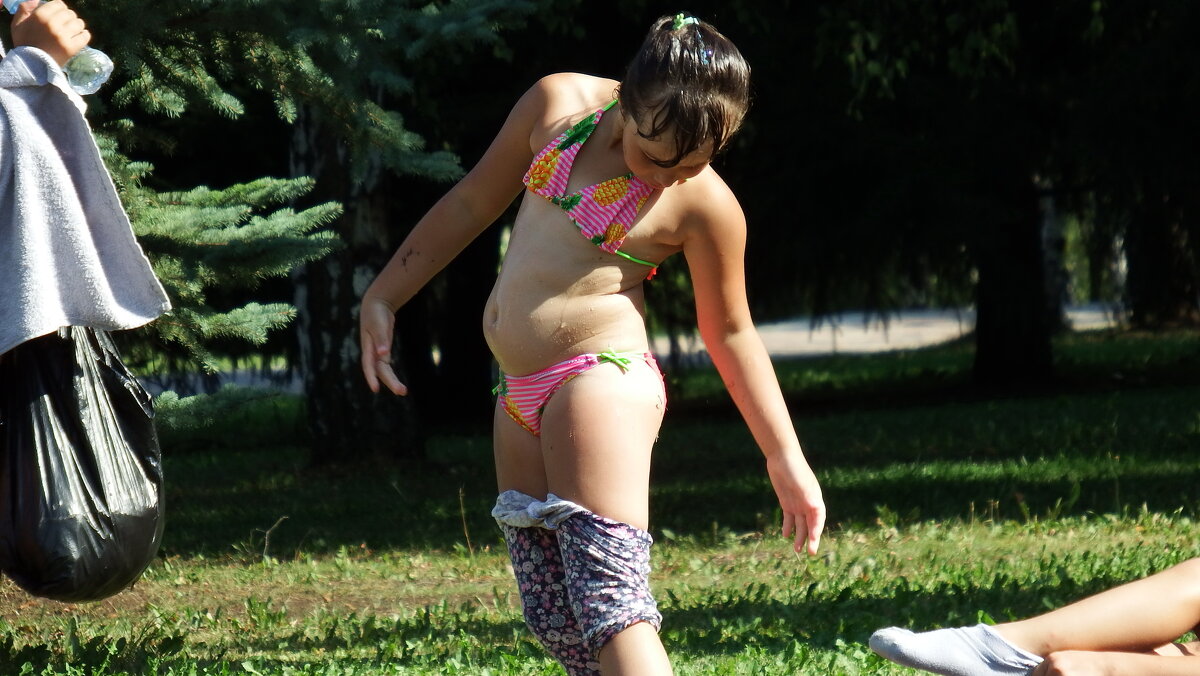 Насекомые бегают по ноге . - Вик Токарев Насекомые бегают по ноге . - Вик Токарев