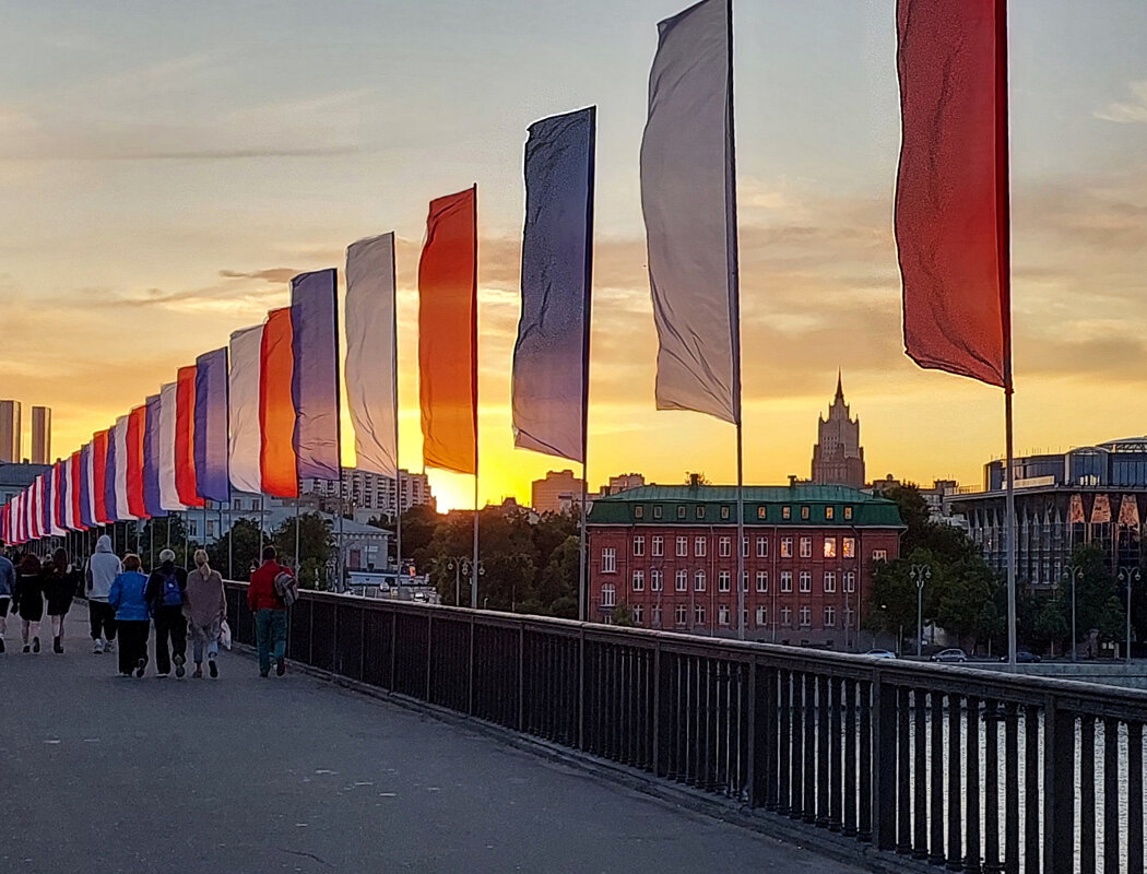 Москва. Крымский мост. Флаги на закате - Минихан Сафин