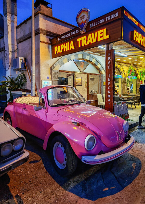 На улицах Гёреме. Розовая пантера - Galina На улицах Гёреме. Розовая пантера - Galina