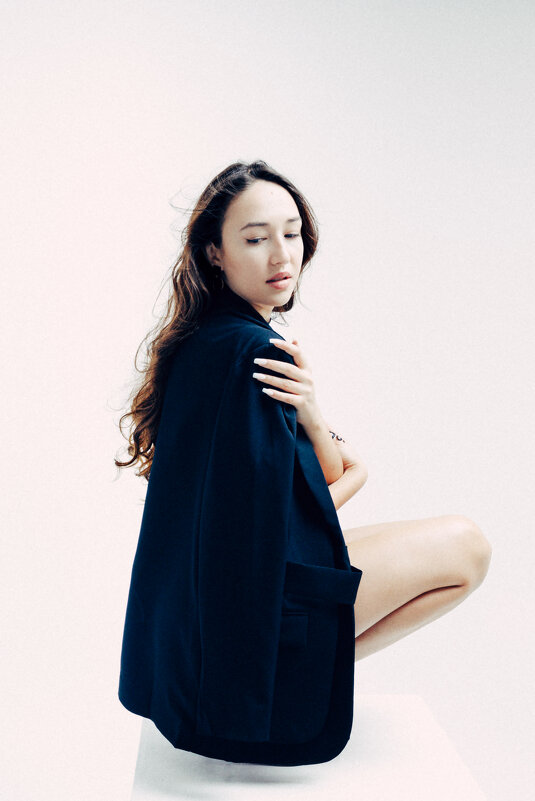 Девушка в костюме - Станислав Брисач